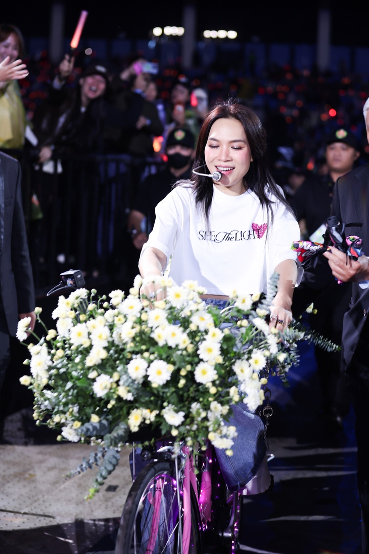 Mỹ Tâm lập kỷ lục concert cá nhân lớn nhất Việt Nam với 40.000 người, Đen Vâu bất ngờ xin lỗi - Ảnh 5. Mỹ Tâm - Ảnh 5.