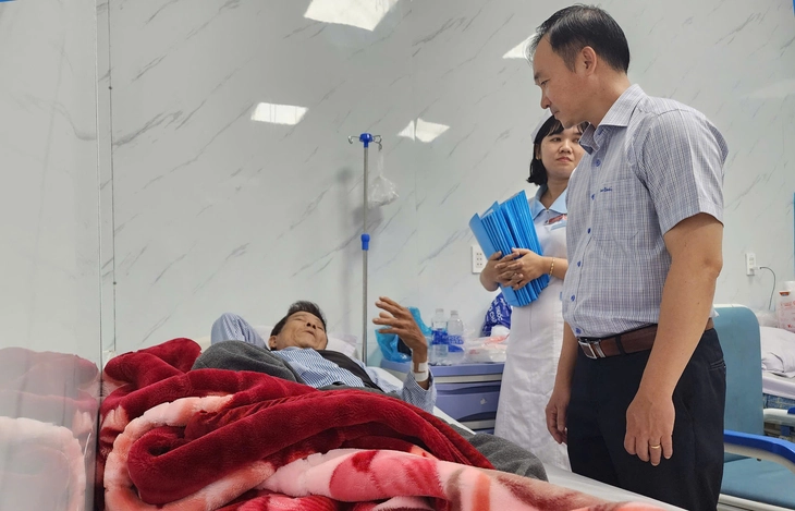 Vụ ngộ độc nghi do ăn bánh mì, tập trung chăm sóc người bệnh, nhanh chóng xử lý vi phạm - Ảnh 1.