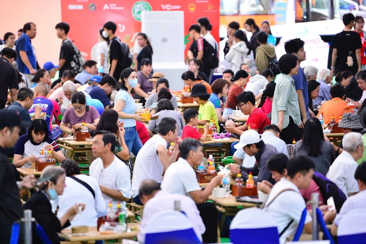 Ngày của Phở 2025: Ngày cuối còn đông hơn ngày đầu, khách xếp hàng dài chờ - Ảnh 6.