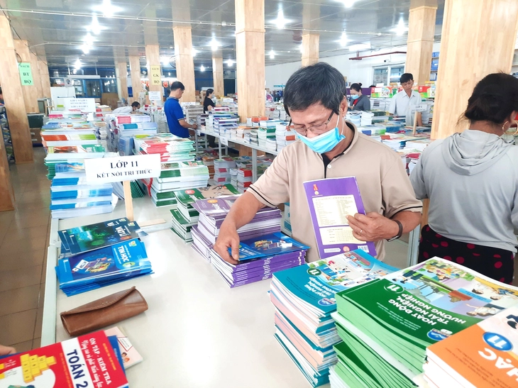 Làm một bộ sách giáo khoa cho cả nước: Cần quy trình 'tinh tuyển - tích hợp' - Ảnh 1. sách giáo khoa - Ảnh 1.