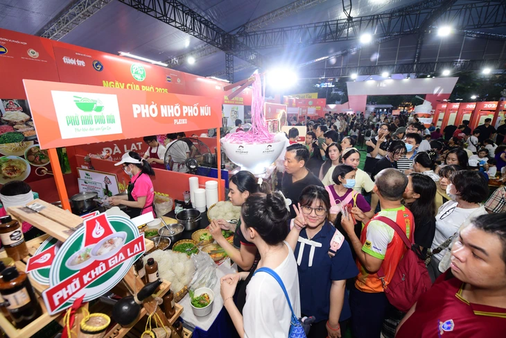 Đêm cuối Ngày của Phở chật kín khách, bao người tiếc sự kiện 'ngắn quá' - Ảnh 7.