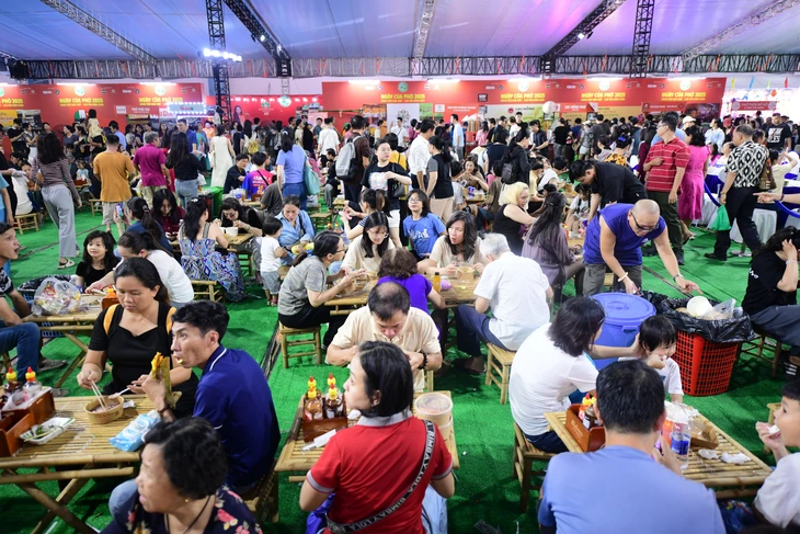 Đêm cuối Ngày của Phở chật kín khách, bao người tiếc sự kiện 'ngắn quá' - Ảnh 8.