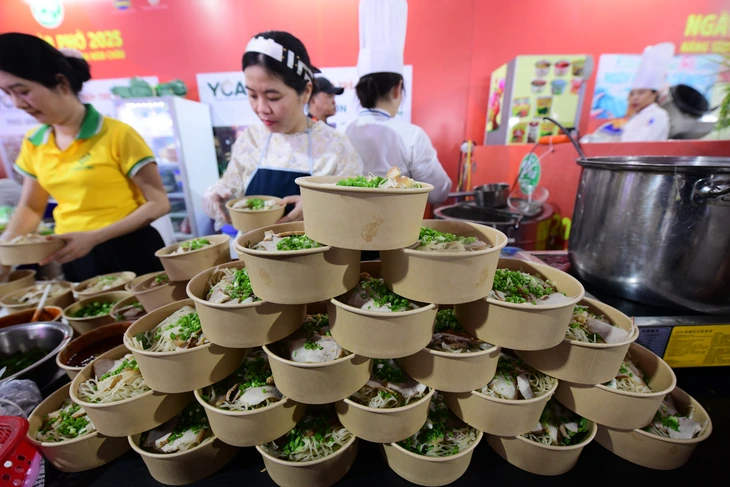 Đêm cuối Ngày của Phở chật kín khách, bao người tiếc sự kiện 'ngắn quá' - Ảnh 5.