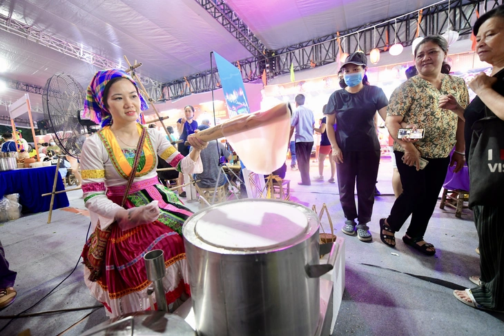 Đêm cuối Ngày của Phở chật kín khách, bao người tiếc sự kiện 'ngắn quá' - Ảnh 2.