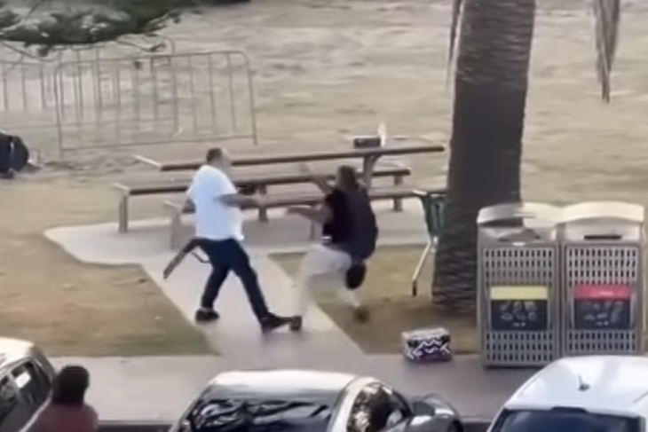 'Người hùng' tay không vật ngã, cướp súng thủ phạm xả súng tại Úc - Ảnh 1. Nước Úc mang ơn người hùng tay không vật ngã, cướp súng tên khủng bố - Ảnh 1.