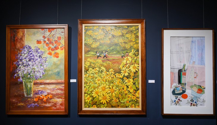 Vải vụn, khắc gỗ, sơn dầu kể chuyện ‘Hoa xuống phố’ - Ảnh 6.