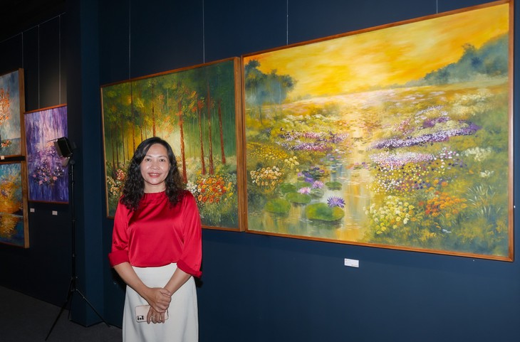 Vải vụn, khắc gỗ, sơn dầu kể chuyện ‘Hoa xuống phố’ - Ảnh 3.