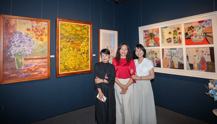 Vải vụn, khắc gỗ, sơn dầu kể chuyện ‘Hoa xuống phố’ - Ảnh 7.