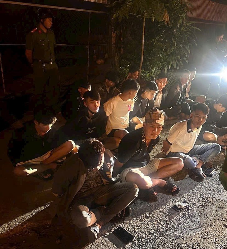 Ngăn chặn kịp thời 20 thanh niên đi xe khách mang dao tự chế, mã tấu đi đánh nhau - Ảnh 2.