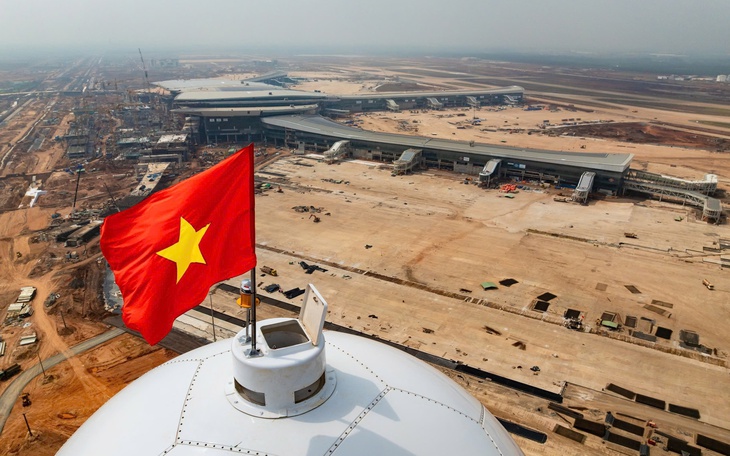 Chuyến bay kỹ thuật đầu tiên xuống Long Thành, kiểm soát bụi thế nào khi sân bay còn thi công? - Ảnh 1.