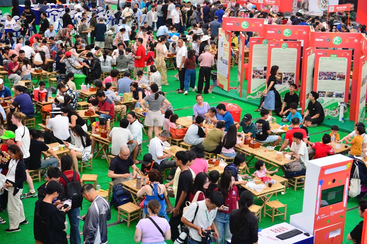 Khôi Trần, Lê Minh Thành đến Ngày của Phở: Thấy hết hồn, sao đông dữ! - Ảnh 2.