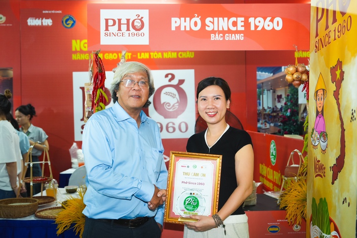 Trao thư cảm ơn, cùng trải nghiệm làm bánh phở với các chủ tiệm phở ở Ngày của Phở 2025 - Ảnh 24. phở - Ảnh 24.