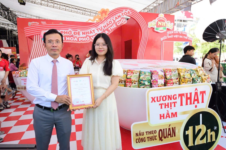 Trao thư cảm ơn, cùng trải nghiệm làm bánh phở với các chủ tiệm phở ở Ngày của Phở 2025 - Ảnh 25. Trao thư cảm ơn, cùng trải nghiệm làm bánh phở với các chủ tiệm phở ở Ngày của Phở 2025 - Ảnh 25.