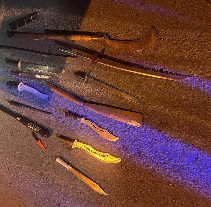 Ngăn chặn kịp thời 20 thanh niên đi xe khách mang dao tự chế, mã tấu đi đánh nhau - Ảnh 3.