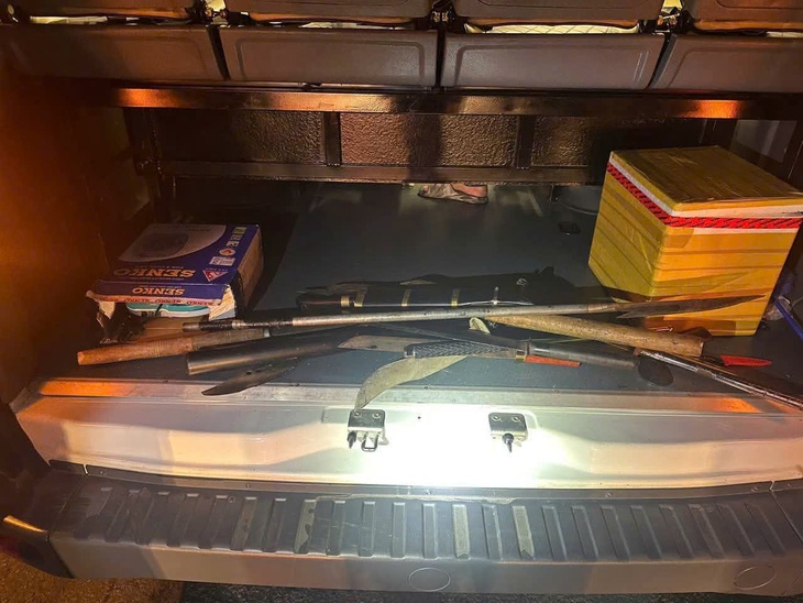 Ngăn chặn kịp thời 20 thanh niên đi xe khách mang dao tự chế, mã tấu đi đánh nhau - Ảnh 1.