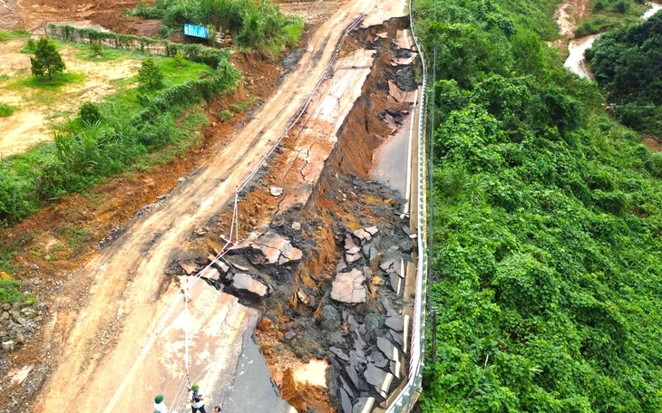 Thông xe đèo Khánh Lê, vẫn đóng đường ban đêm để đảm bảo an toàn - Ảnh 2.
