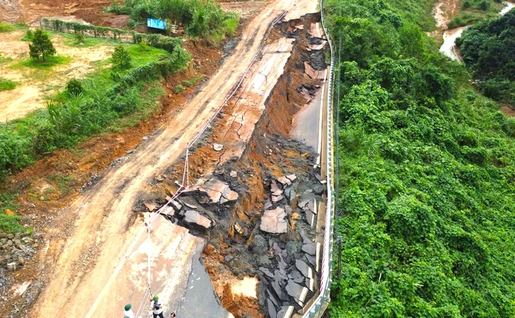 Hoàn tất nổ mìn phá đá trên đường đèo Khánh Lê, khẩn trương thông xe sớm nhất có thể - Ảnh 1. đèo Khánh Lê - Ảnh 1.