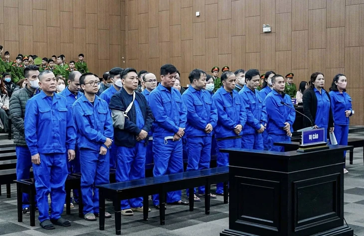 Sáng nay, cựu Phó chánh án tòa án cấp cao tại Đà Nẵng cùng 27 người hầu tòa - Ảnh 1.