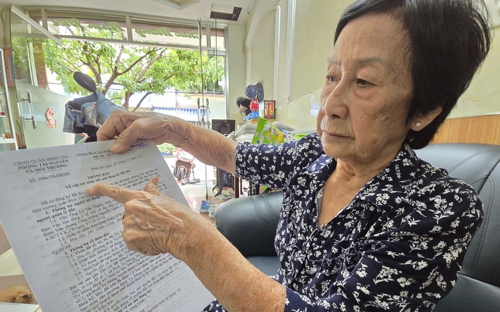 Chủ tịch phường Bình Trị Đông cấp sổ hồng cho 2 hộ dân hơn 30 năm đi đòi đất - Ảnh 3.
