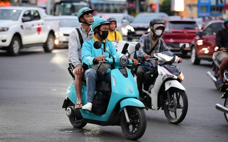 Đến năm 2030, 100% xe buýt và xe ô tô của cơ quan nhà nước là xe năng lượng xanh - Ảnh 1.