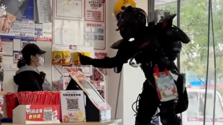 Anh shipper nổi rần rần khi mặc áo giáp như Iron Man - Ảnh 2.