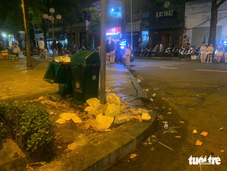 Bỏ lại rác tràn lan sau khi chụp bộ ảnh lung linh ở khu trung tâm TP.HCM - Ảnh 6.
