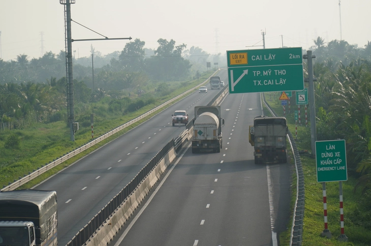 Cao tốc về miền Tây thiếu trạm dừng, tài xế vẫn phải 'giải quyết nỗi buồn' dọc đường - Ảnh 1.