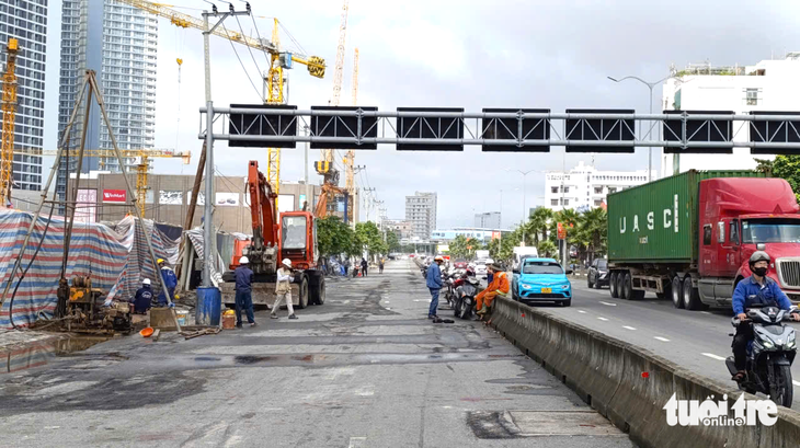 Sau sự cố ‘hố tử thần’, đường cạnh dự án Capital Square 3 tiếp tục bị phong tỏa - Ảnh 1.