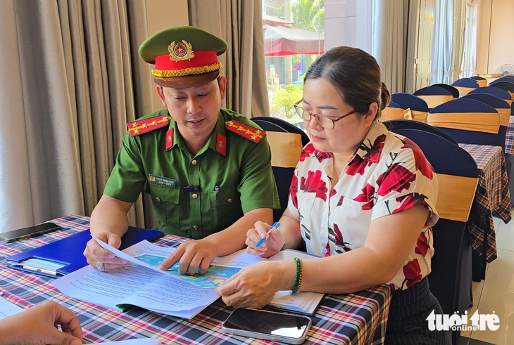 Công an phường Thủ Đức 'đến từng khu trọ, gõ từng khách sạn' tuyên truyền đăng ký cư trú - Ảnh 4.