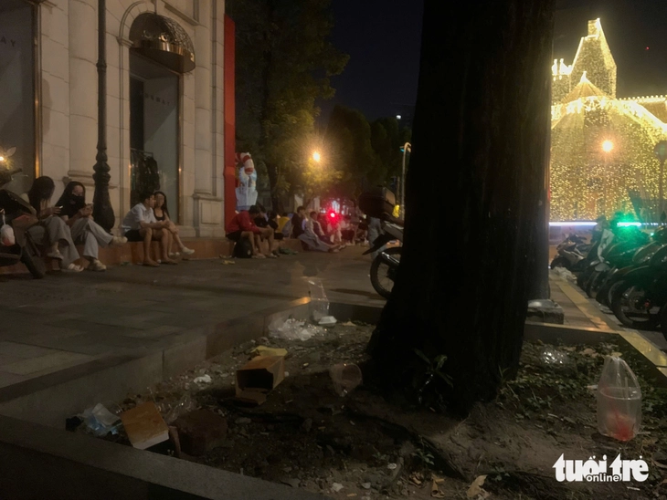 Bỏ lại rác tràn lan sau khi chụp bộ ảnh lung linh ở khu trung tâm TP.HCM - Ảnh 4.