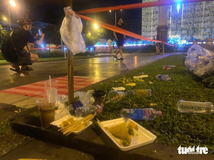 Bỏ lại rác thải tràn lan sau khi chụp ảnh đèn LED trang trí khu trung tâm TP.HCM - Ảnh 3.