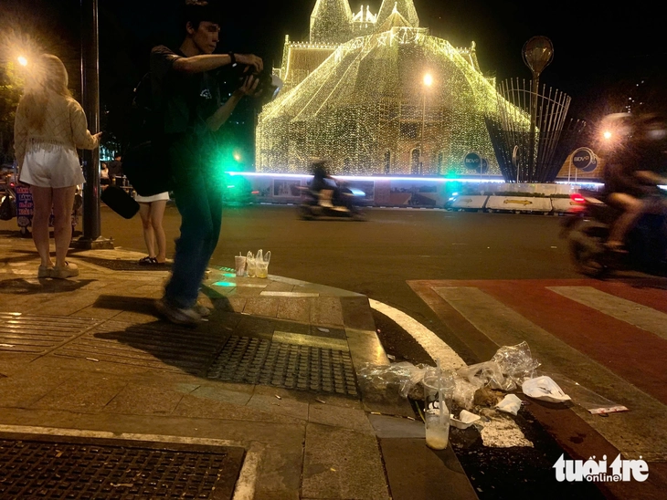 Bỏ lại rác tràn lan sau khi chụp bộ ảnh lung linh ở khu trung tâm TP.HCM - Ảnh 2.