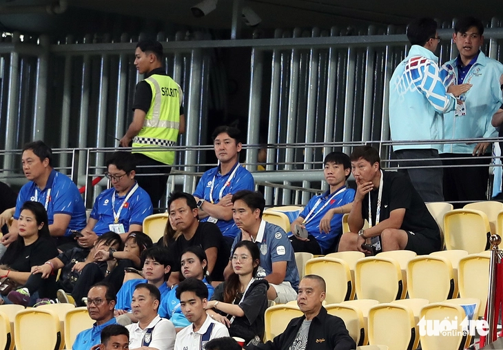 HLV Kim Sang Sik xem U22 Thái Lan thi đấu để chuẩn bị cho trận chung kết - Ảnh 1.
