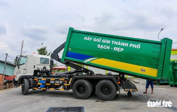 Đề xuất nới giờ xe chở rác vào nội đô TP.HCM: Lo ùn tắc, tai nạn - Ảnh 1.