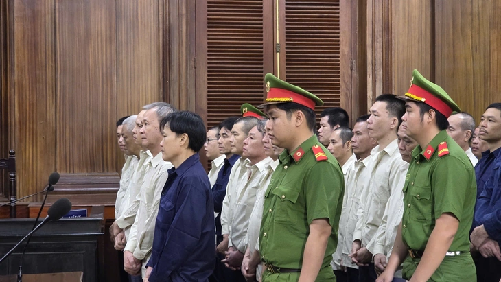 Saigon Transco buôn lậu 1,5 tấn dầu, đưa hối lộ cho Hải quan Phú Mỹ như thế nào? - Ảnh 1. buôn lậu - Ảnh 1.