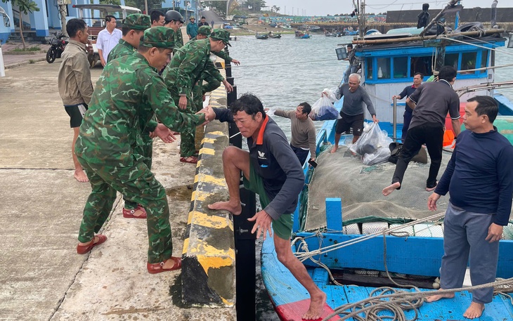 Tàu cá ở Huế không còn ra khơi có thể được hỗ trợ 60 triệu đồng để ngư dân chuyển nghề - Ảnh 2.