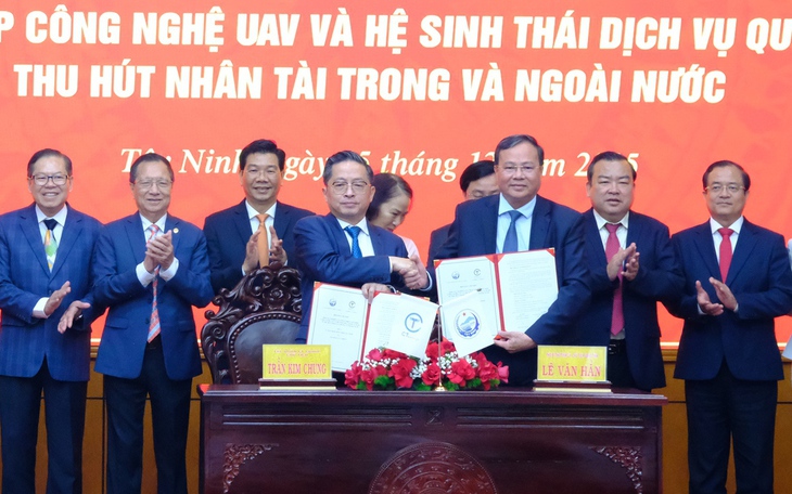 Bệnh viện đầu tiên dùng thiết bị bay không người lái 'ship' mẫu bệnh phẩm, thuốc - Ảnh 4.