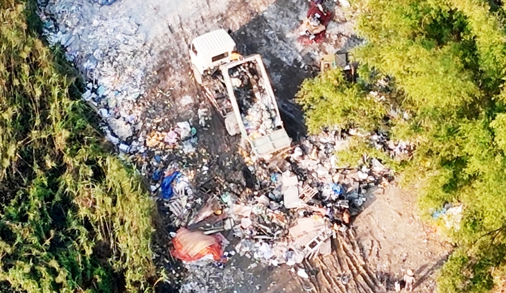 Công ty môi trường nhận sai nhưng nói 'do tài xế' - Ảnh 1. rác thải xây dựng - Ảnh 1.