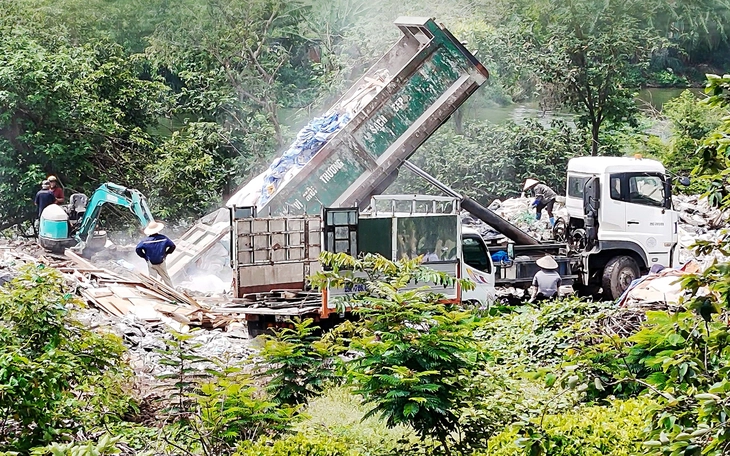 Tùy tiện đổ rác thải xây dựng: Không xử lý nghiêm là có lỗi với môi trường - Ảnh 3.
