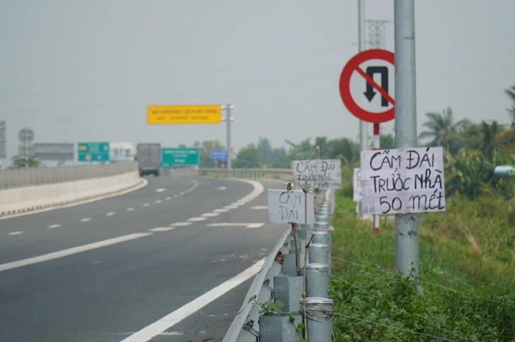 Cao tốc về miền Tây thiếu trạm dừng, tài xế vẫn phải 'giải quyết nỗi buồn' dọc đường - Ảnh 2.