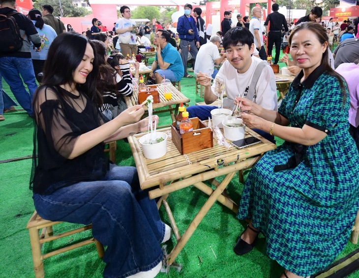 Ca sĩ Nguyên Hà rủ chồng Hàn Quốc đến Ngày của Phở; Tùng và Trang 'không ngờ nhiều loại phở vậy' - Ảnh 6. Ngày của Phở - Ảnh 7.