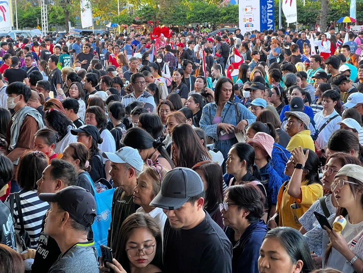 Á hậu Miss Universe đi cổ vũ Thái Lan đấu bóng chuyền nữ Việt Nam - Ảnh 4.