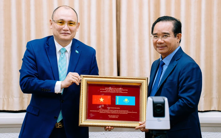 Ông Putin tặng 4 con hổ quý cho Kazakhstan - Ảnh 2.