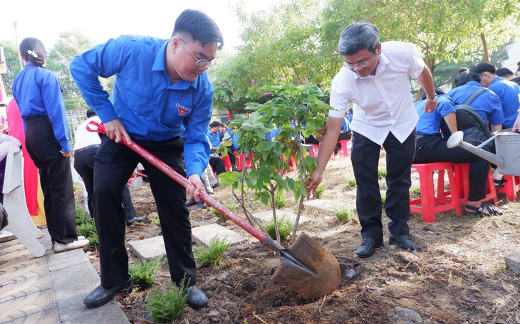 Lối sống văn minh bắt đầu từ người trẻ - Ảnh 1. người trẻ - Ảnh 1.