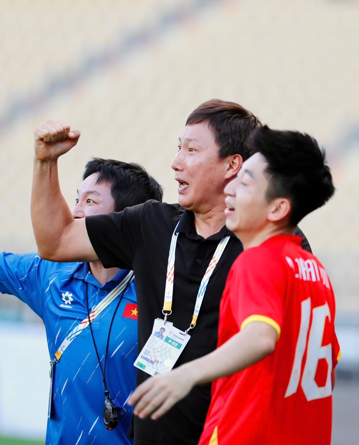 Đánh bại Philippines 2-0, U22 Việt Nam vào chung kết SEA Games 33 - Ảnh 2.