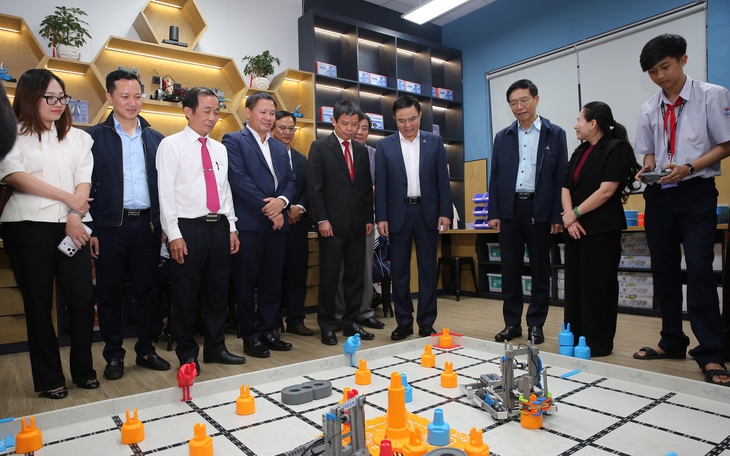 Khánh thành phòng STEM tại Quảng Ngãi: Nuôi dưỡng tinh thần đổi mới sáng tạo - Ảnh 5.