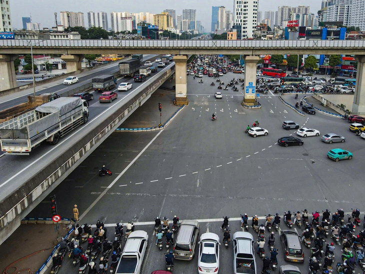 Bôi cát, bã kẹo cao su lên biển số xe để 'qua mắt' camera AI, các tài xế bị xử phạt - Ảnh 7.