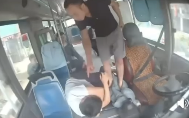 Công an phát thông báo truy tìm nghi can hành hung tài xế xe buýt - Ảnh 2.