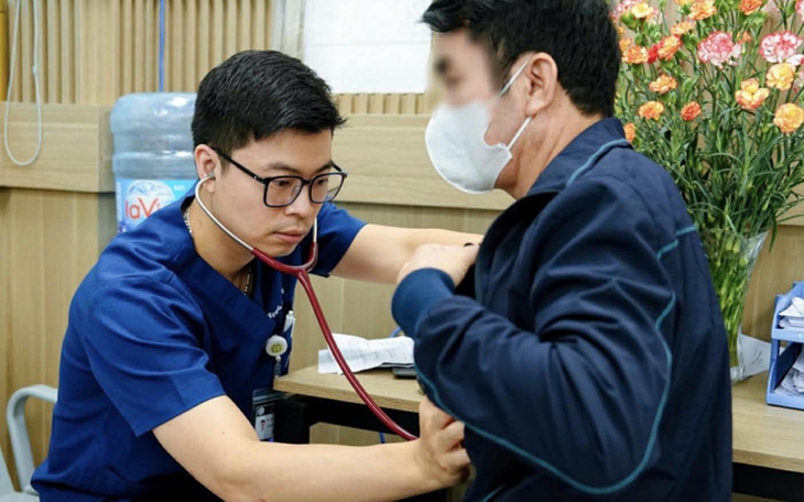 Vì sao thời tiết sáng lạnh, trưa nắng dễ làm tăng nguy cơ đột quỵ? - Ảnh 2.