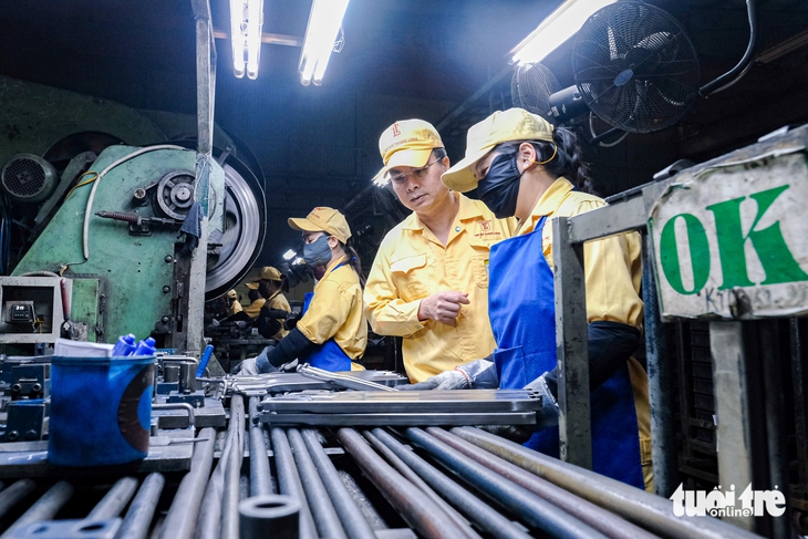 Thưởng Tết 2026: Doanh nghiệp 'mở rộng' hầu bao, công nhân đếm ngày lĩnh thưởng - Ảnh 2. Thưởng Tết 2026: Doanh nghiệp 'mở rộng' hầu bao, công nhân đếm ngày lĩnh thưởng - Ảnh 3.